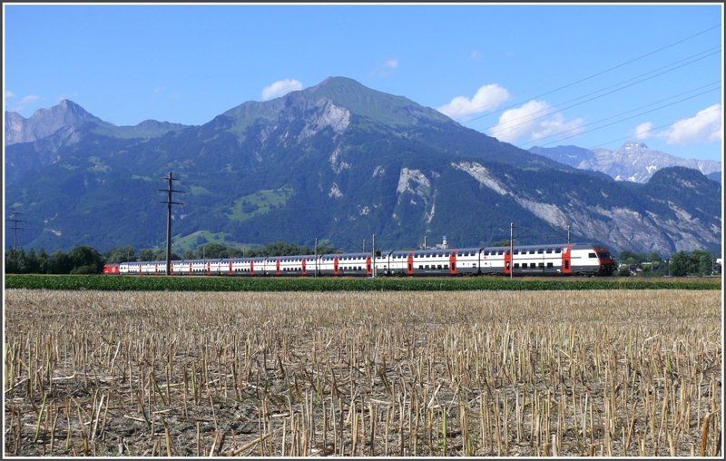 IC Dosto vor Vilan und Scesaplana und hinter einem bereits abgeernteten Feld. (09.07.2008)
