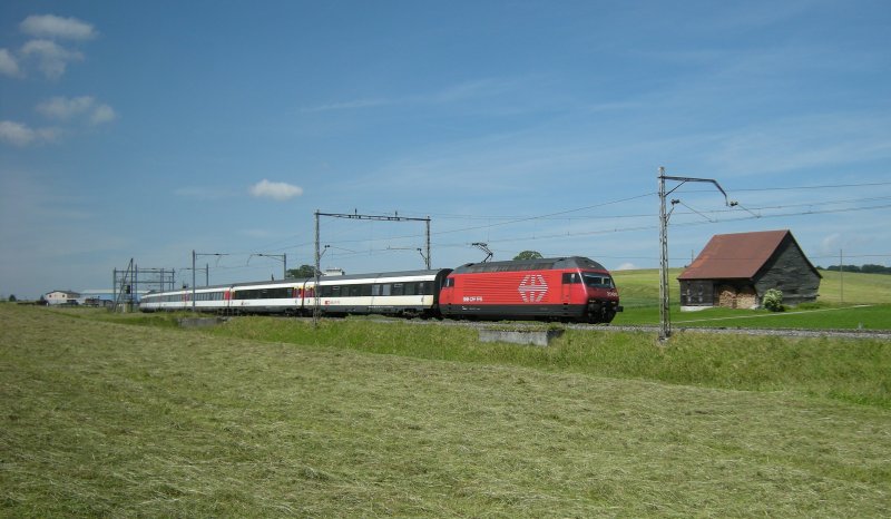 IC Genve AP - Luzern bei Chnens am 19. Juni 2008, hier am berganspunkt von den neuen (im Hintergrund) zu den alten Fahrleitungsmasten. 