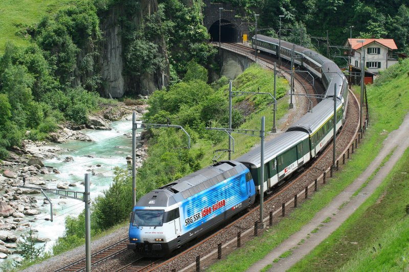 IC Locarno - Zrich HB am 09.06.07 mit schner 460er-Werbelok Nachmittags in der Wattinger-Kurve auf der Gotthard-Nordrampe.  