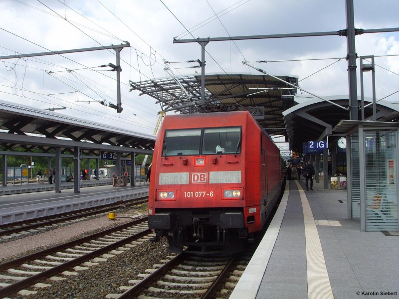 IC mit 101 077 im Erfurter Hauptbahnhof am 25.07.2007