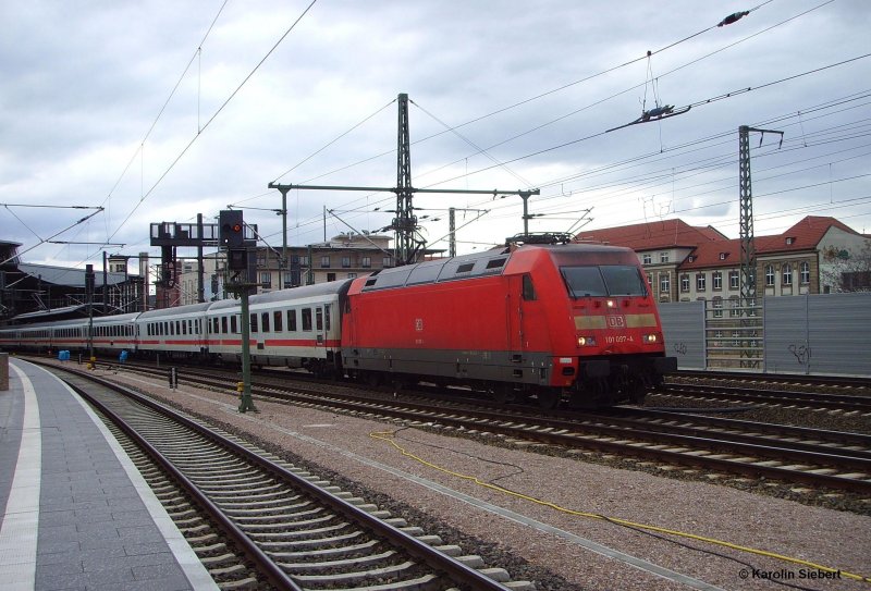 IC mit 101 097 bei der Ausfahrt aus dem Erfurter Hauptbahnhof am 31.03.2008