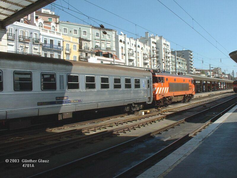 IC mit einer Lok der BR 2600 verlsst am 06.05.2003 den Bahnhof Lissabon Santa Apolonia nach Porto Campanha.