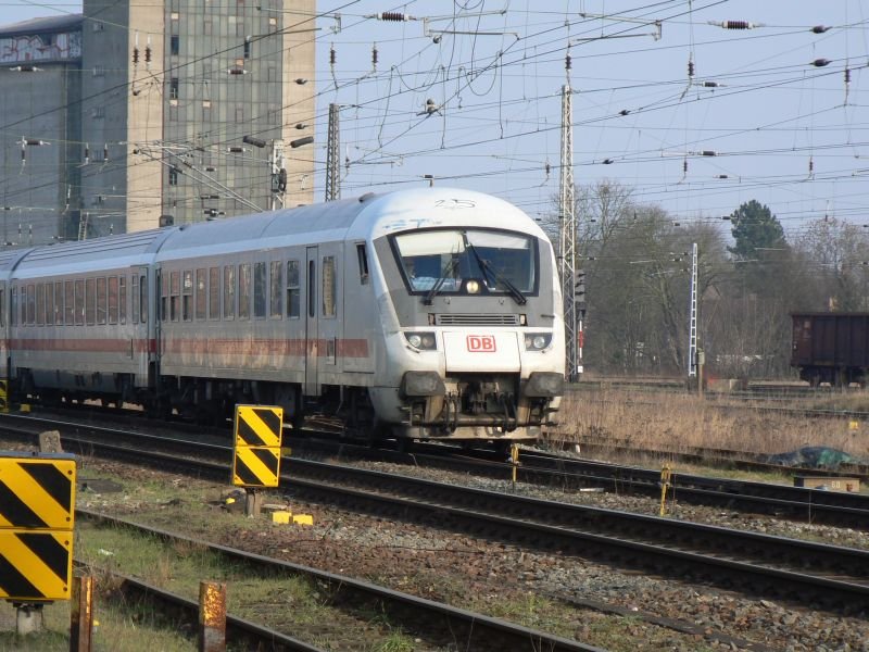 IC mit Steuerwagen voraus aus Richtung Rostock kommend bei der Einfahrt in den Bahnhof Bad Kleinen am 18.02.2007 (Schublok war brigens 101 138-6).