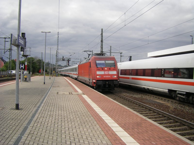 IC nach Stralsund und rechts der ausfahrende ICE nach Frankfurt(M).
