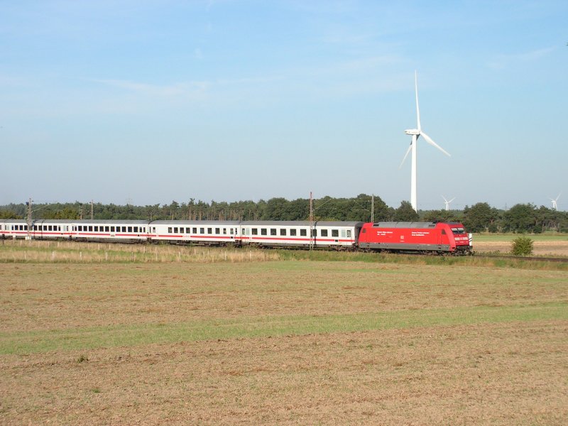 IC Norddeich - Leipzig rollt hier ber die abgemhten Maisfelder bei Nienburg (Weser)