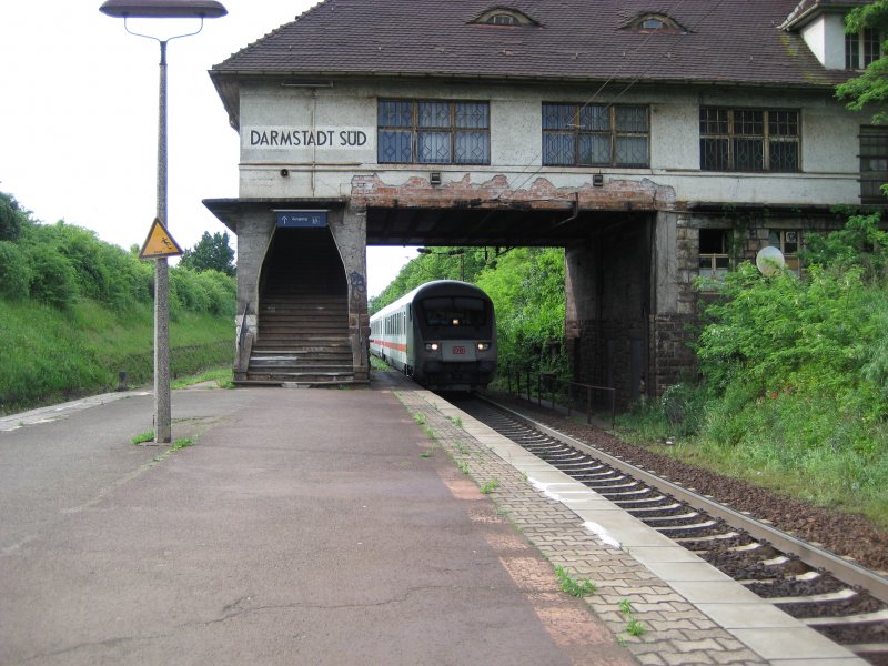 IC  Richtung Bensheim auf dem falchem Gleis in Darmstadt Sd