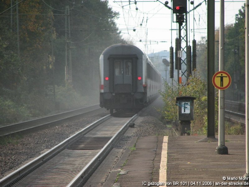 IC Richtung Osnabrck, gezogen von einer 101, wirbelt grade viel Dreck auf. Und wer nun noch mit fahren wollte, der wr zu spt gewesen.