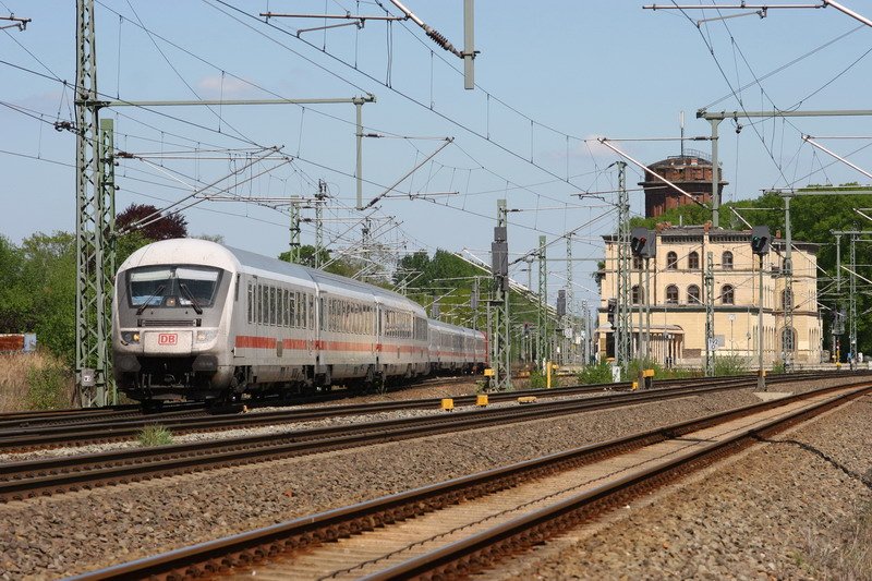 IC von Schwerin nach Hamburg schlngelt sich durch den Bf. Hagenow Land. 02.05.2007