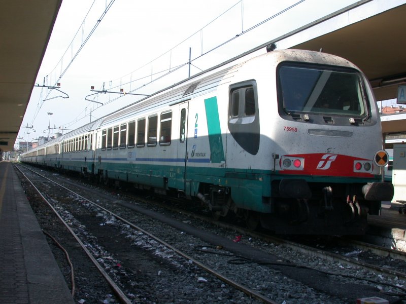 IC Steuerwagen 75958 von TrenItalia in Torino Porta Nuova. (21.04.2006)