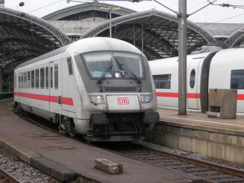 IC Steuerwagen beim Verlassen des Hauptbahnhofs von K�ln. 05.11.07  