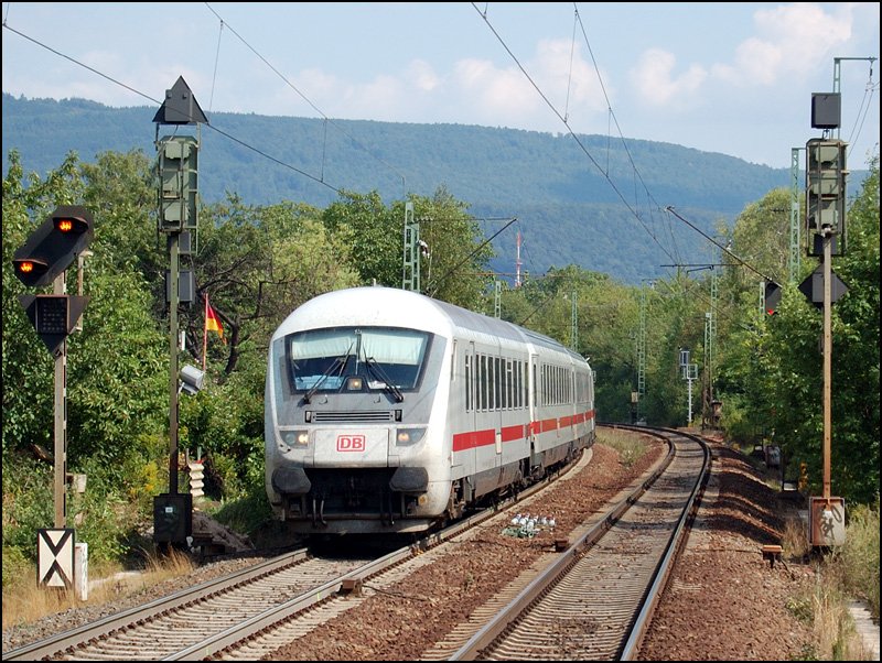 IC-Steuerwagen, eingereiht in IC 118 (Innsbruck - Dortmund)und geschoben von 120 133, am 7.8.06 in Heidelberg Pfaffengrund/Wieblingen. Ein Bild mit historischem Wert, denn nachdem das Heidelberger Stellwerk im November 2006 geschlossen wurde (Steuerung durch das ESTW Karlsruhe), wurden die auf dem Bild zu sehenden Signale whrend der zwei tgigen umbaubedingten Vollsperrung des Hauptbahnhofes am 25.11/26.11.06 abgebaut und durch K/S-Signale ersetzt.