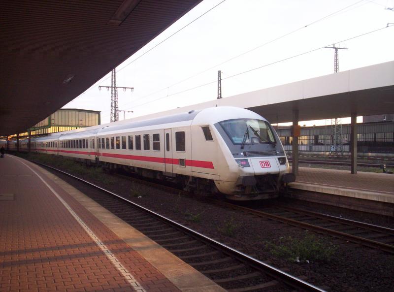 IC Steuerwagen steht in Duisburg kommend von Stralsund.