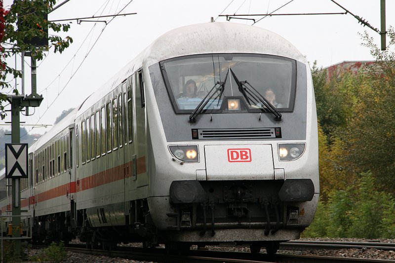 IC Steuerwagen von Stuttgart kommend nahe dem Gppinger Bahnhof. Geschoben wurde der Zug von der 101 068-5. Aufgenommen am 6.10.2009