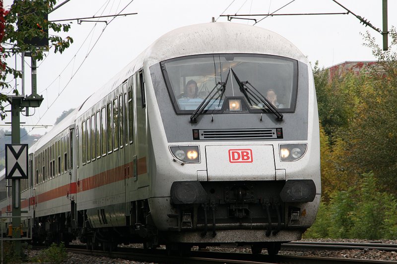 IC Steuerwagen von Stuttgart kommend nahe dem Gppinger Bahnhof. Geschoben wurde der Zug von der 101 068-5. Aufgenommen am 6.10.2009