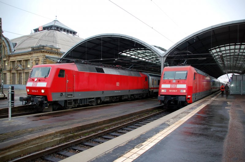 IC-Treffen in Halle(S) Hbf: Whrend 101 010 mit dem IC 2354 ausfhrt, wird sich die 120 124 mit dem IC 2157 in Bewegung setzen.
