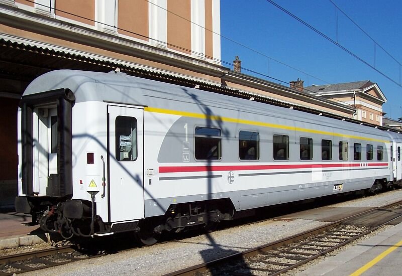 IC-Wagen 1.Klasse der Hz im April 2006 im Bahnhof Rijeka.