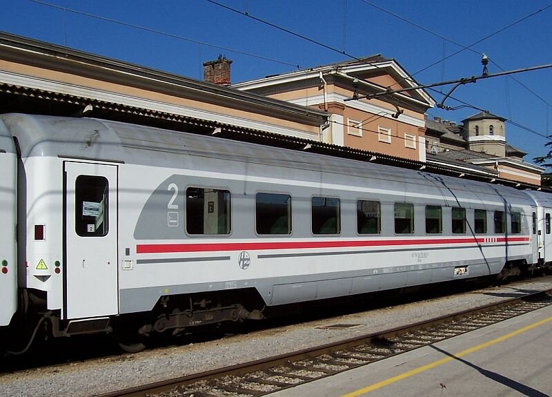 IC-Wagen 2.Klasse der Hz im April 2006 im Bahnhof Rijeka.