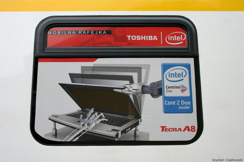 IC Wagen Asdmnu als  Internet Wagen  in Ex Beskidy, Bielsko-Biala Glowna am 06.02.2007 - Fenster mit Werbung.