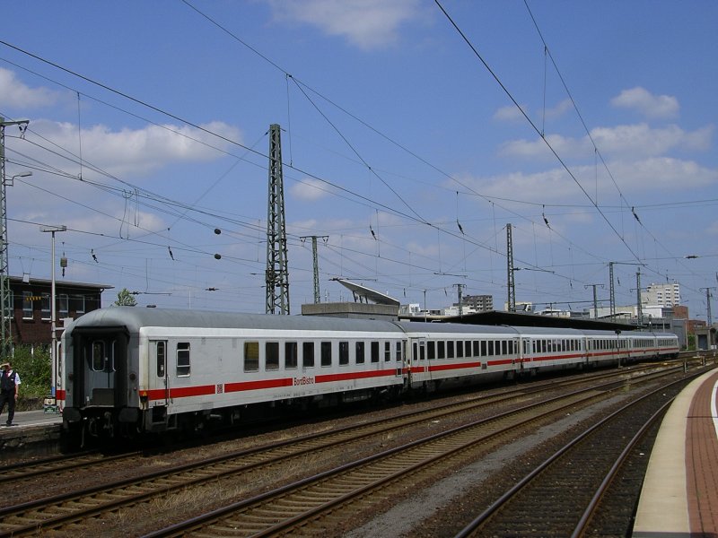IC Wagen mit Steuerwagen des IC 2151 im Dortmunder Hbf.,Gleis 26
(29.06.2008) 