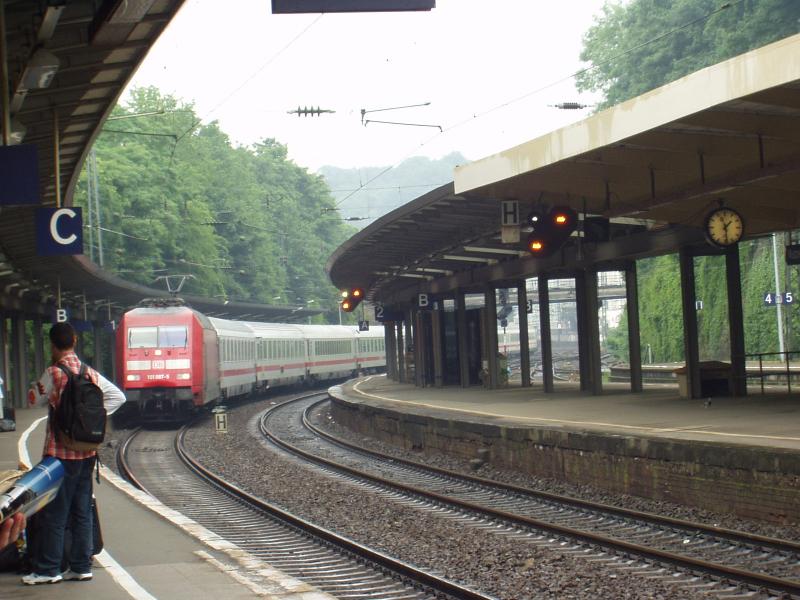 IC in Wuppertal Hbf zur Weiterfahrt nach Solingen Ohligs im Juni 2005