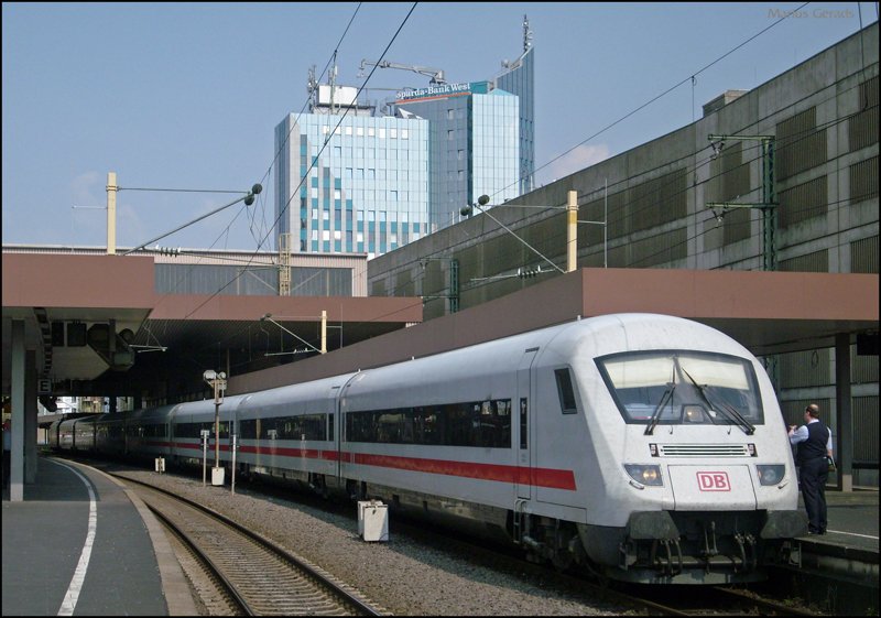 IC1119 nach Stuttgart steht in Form der ehem. Metropolitan Garnitur in Dsseldorf Hbf ... Schublok 101 126-1 15.4.2009