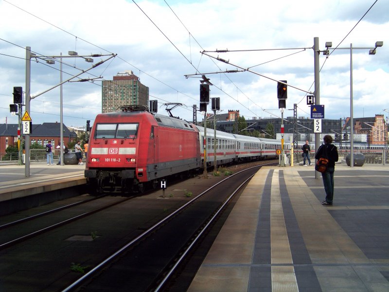 IC140 nach Schiphol (Airport) kommt mit 101 116-2 in den Berliner Hbf reingefahren. Und wieder ist der fotogenste Mann auf der Welt zu sehen! Es ist unser guter Freund Rolf. 11.07.2009