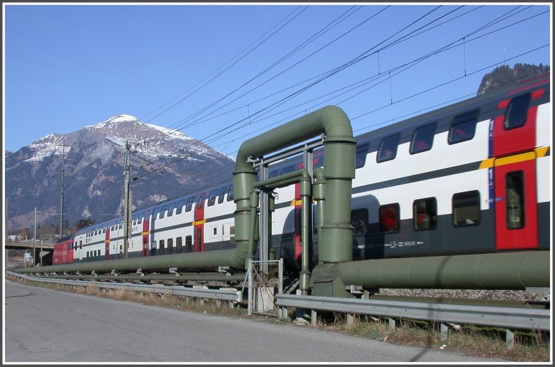 IC2000 bei Untervaz. Im Hintergrund der Vilan, im Vordergrund die Fernwrmeleitung von der Kehrichtverbrennungsanlage Untervaz zur Papierfabrik Landquart. (09.02.2007)