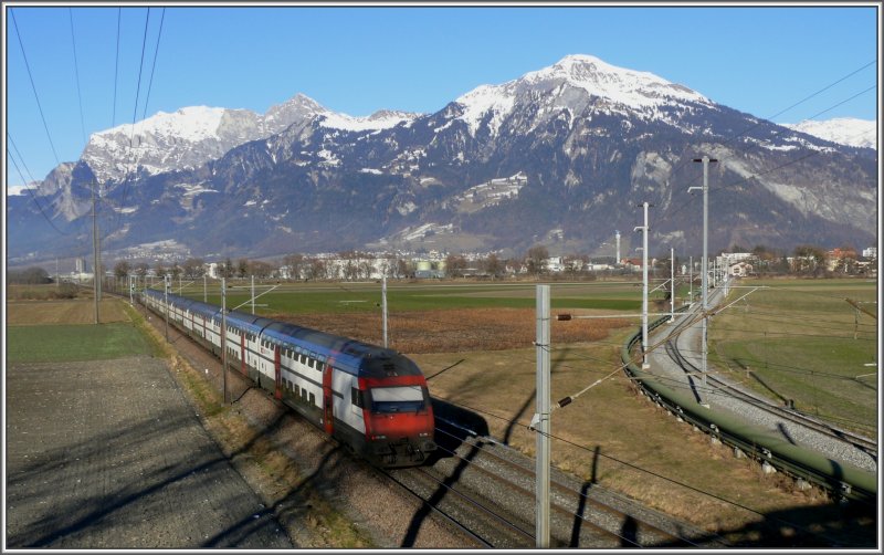 IC2000 unterwegs nach Landquart. Rechts die RhB Strecke zwischen Zizers und Igis. Im Hintergrund grssen der Falknis 2562m und der Vilan 2375m. (27.12.2007)