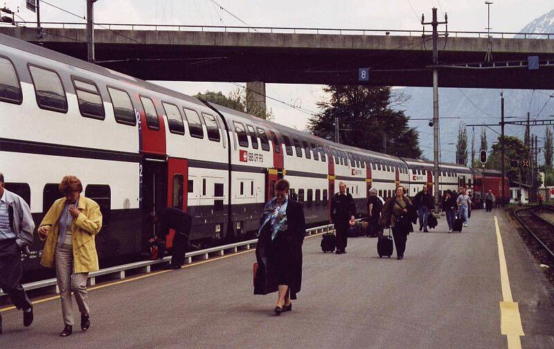 IC2000-Zug aus Zrich ist gerade in Interlaken angekommen. Mai 2000