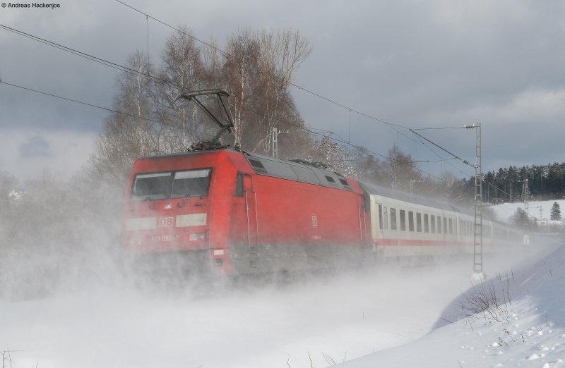 IC2005 Bodensee(Emden-Konstanz) mit Schublok 101 085-9 am km 70,0 13.2.09