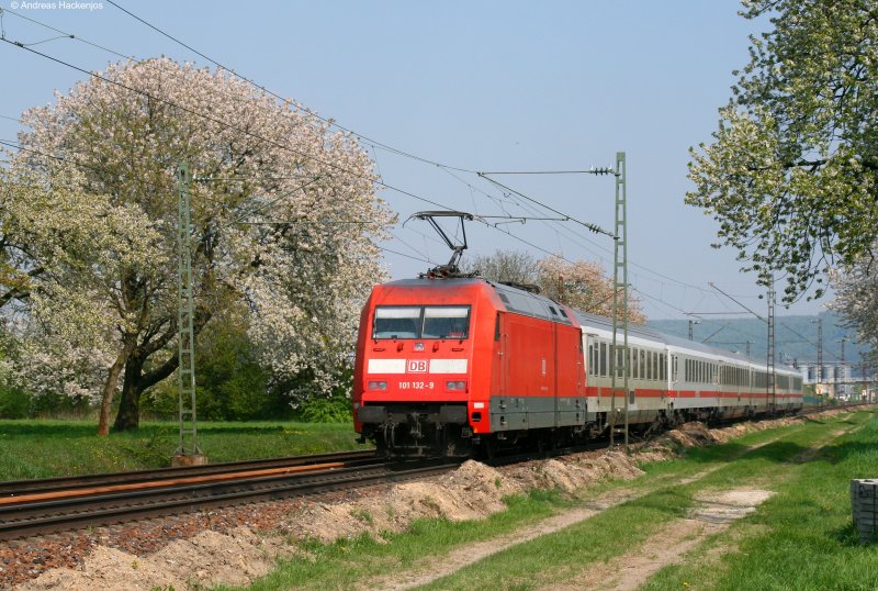 IC2103 (Basel SBB-Nrnberg Hbf) mit Schublok 101 132-9 bei Muggensturm 15.4.09