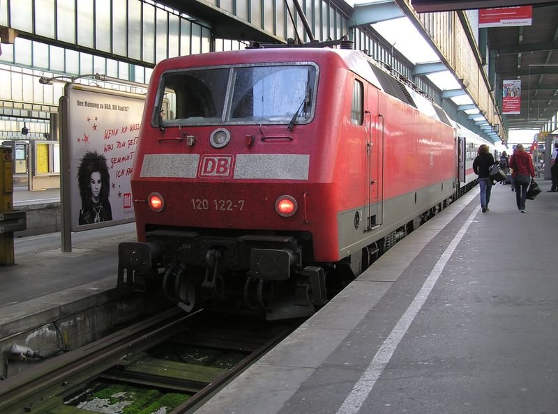 IC2116 Stuttgart - Greifswald steht mit Schublok 120 122-7 Abfahrtsbereit um 7.37 am Gleis 7 (01.05.2009)