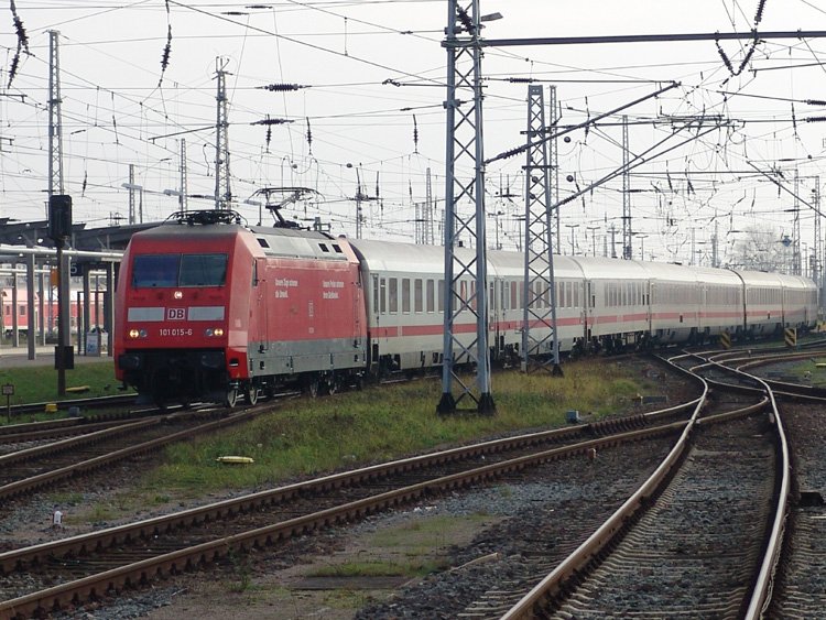 IC2238 von Leipzig Hbf.nach Rostock Hbf.bei Einfahrt im Bahnhof Rostock.Aufgenommen am 03.12.06