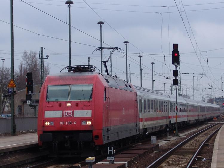 IC2238 von Leipzig Hbf.nach Warnemnde bei der Einfahrt im Magdeburger Hbf.Aufgenommen am 11.04.06