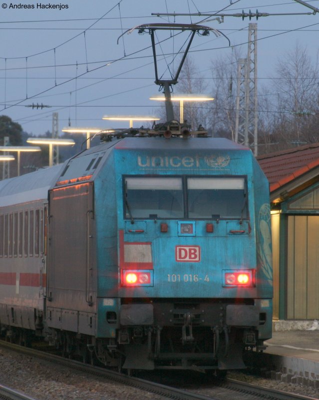 IC2371 Schwarzwald (Hamburg Altona-Konstanz) mit Schublok 101 016-4  Unicef  beim Halt in St.Georgen(Schwarzw) 20.03.09. wieder mal extrem dreckig doch die Zhne des Kindes waren strahlend wei 