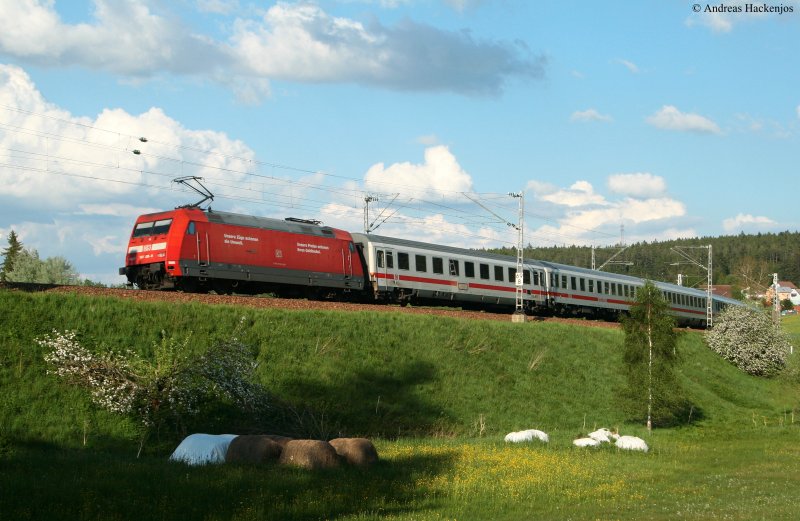 IC2371  Schwarzwald  (Hamburg Altona-Konstanz) mit Schublok 101 108-9 am km 69,8 19.5.09