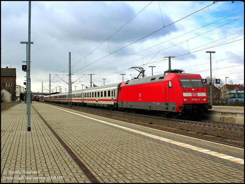 IC2453 Eisenach - Stralsund beim Halt im Bf Lutherstadt Wittenberg. Zuglok am 02.03.07 ist 101 052.