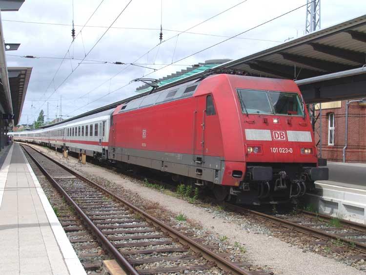 IC2502 von Koblenz Hbf.zum Ostseebad Binz.Aufgenommen am 06.06.05 im Rostocker Hbf.