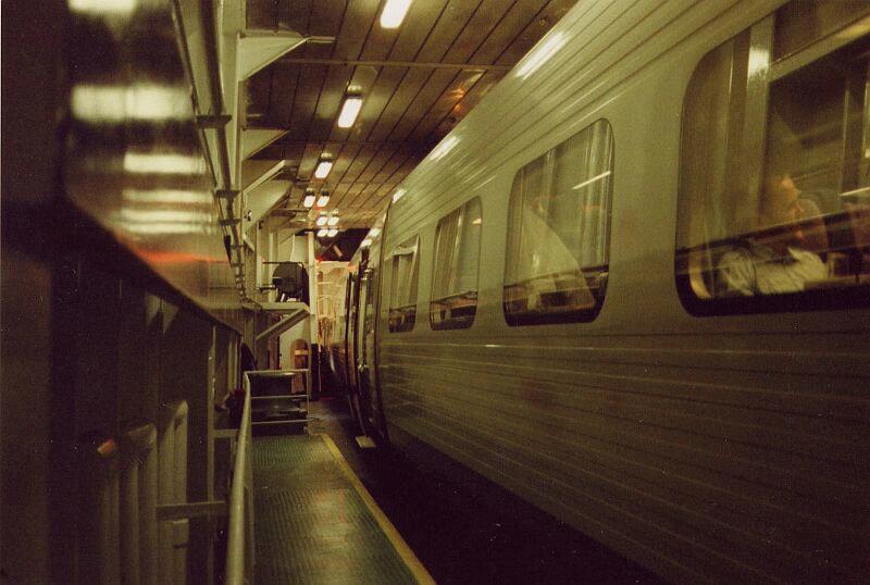 IC3 auf der Eisenbahnfhre Nyborg - Korsor ber den Grossen Belt, Strecke Kolding - Kopenhagen. Heute geht's ber eine Brcke und durch einen Tunnel, ca. 18 Kilometer lang.