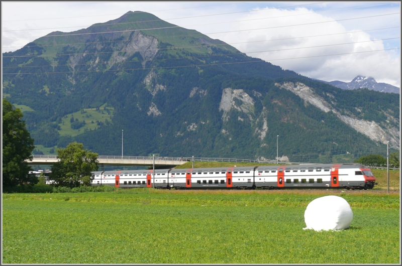 IC577 mit Dosto IC2000 passiert die Pyramide des Vilan bei Landquart auf der Fahrt nach Chur. (08.07.2009)