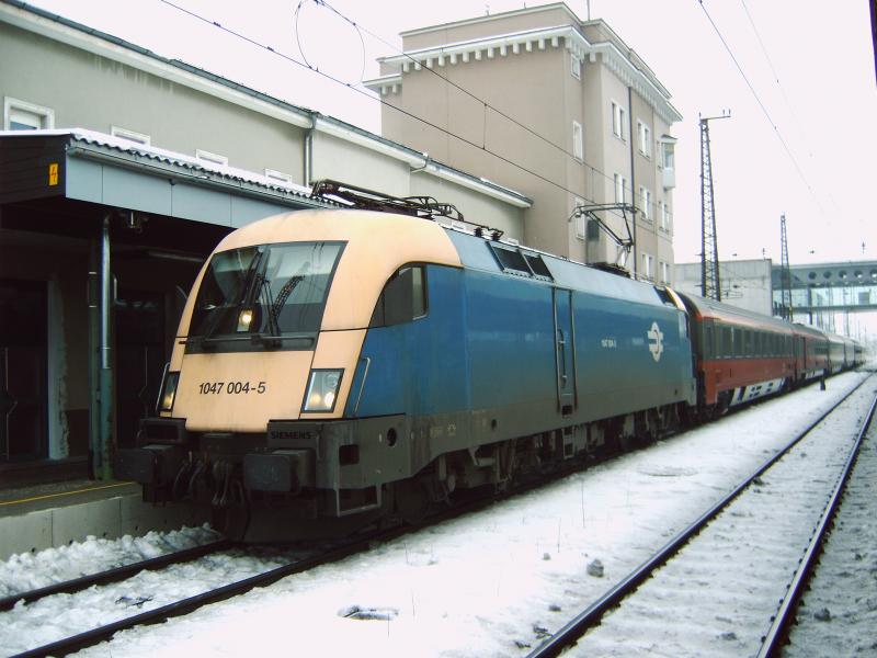 IC643 mit 1047.004-5 unterwegs von Salzburg 
nach Wien am 10.01.2006 hier in Wels.