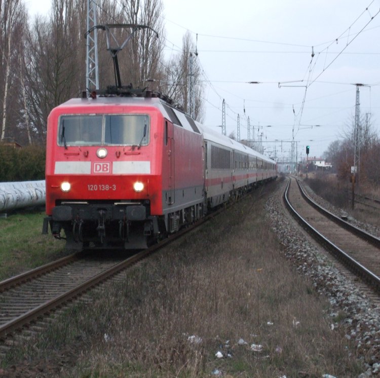 IC73929 von Warnemnde nach Nrnberg Hbf.bei der Durchfahrt im 
S-Bahnhof Rostock Holbeinplatz(26.03.09) 