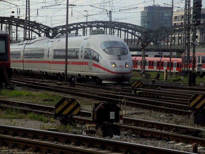 ICE   MANNHEIM  wird in Mnchen Hbf bereitgestellt Ziel des zuges wird Kln sein.