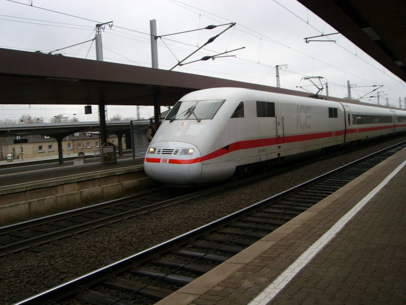 ICE 1 401 051-8 mit dem Triebzug  Osnabrck  ist am 02.02.2007 als ICE 976 in Gttingen. Sein Ziel ist Berlin Ostbahnhof.