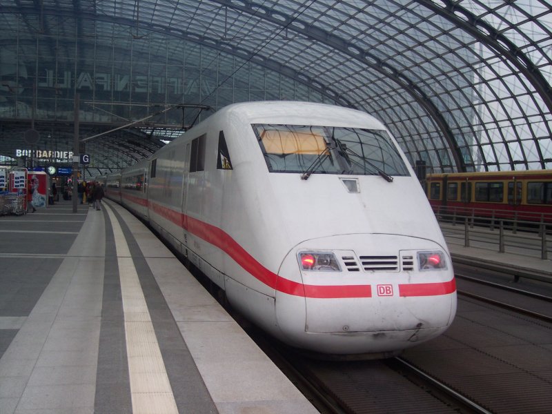 ICE 1 401 084-9 als ICE 279 von Berlin Ostbahnhof nach Interlaken Ost kurz vor der Abfahrt im Berliner Hbf