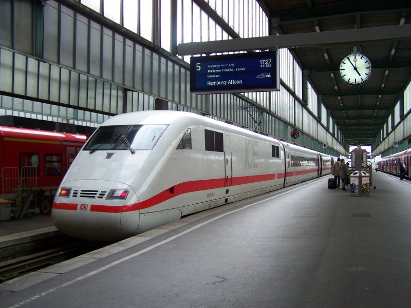 ICE-1 im Bahnhof Stuttgart. Er fuhr als ICE 572 nach Hamburg-Altona. Aufgenommen am 3.Juli 2007