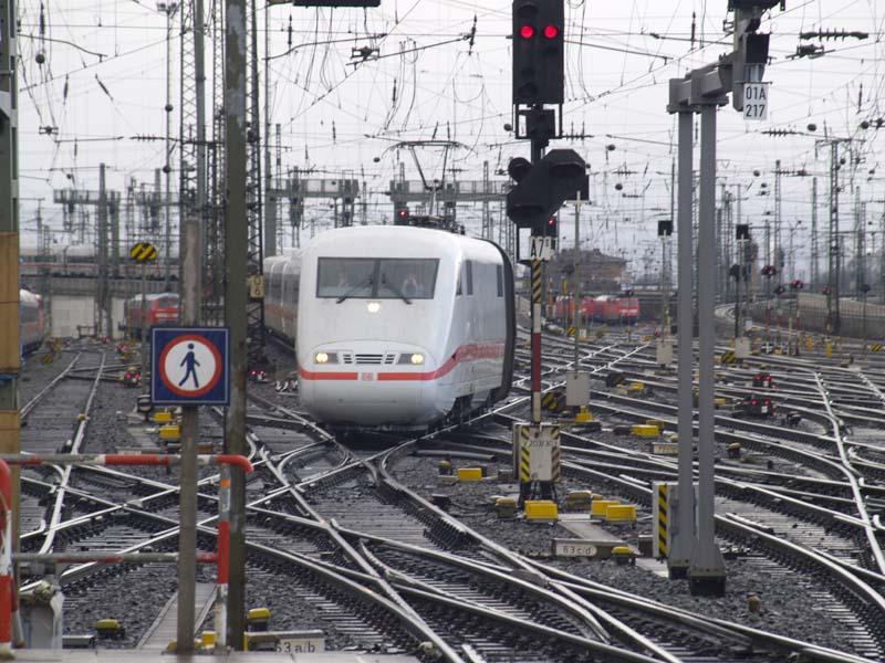 ICE 1 bei der Einfahrt in den Hauptbahnhof von Frankfurt/Main am 13.02.05