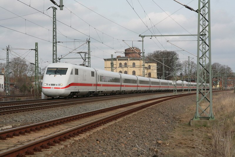 ICE 1 von Berlin nach Hamburg fhrt hier durch Hagenow Land. 15.03.2008 