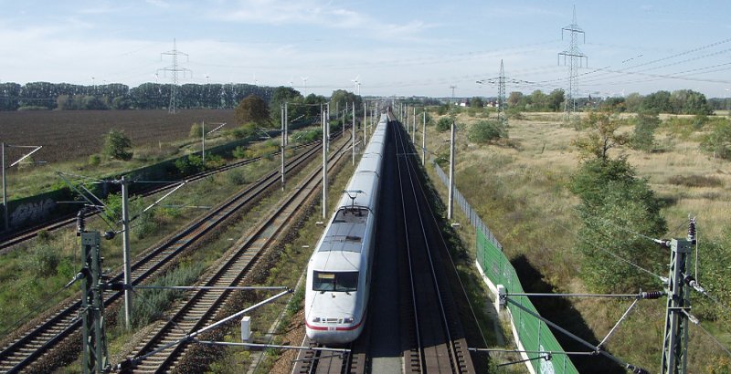 ICE 1 (BR 401) aus Richtung Wolfsburg rauscht in krze durch Wustermark.