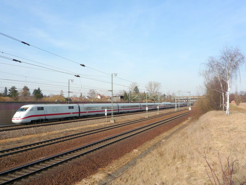 ICE 1 (Br 401) fhrt als ICE 575 Hamburg-Altona - Stuttgart Hbf durch Neuluheim. 25.02.09